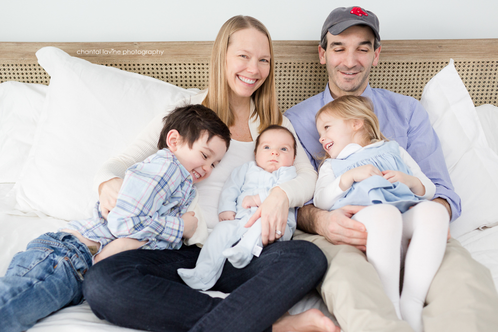 family-of-five-snuggles-on-bed