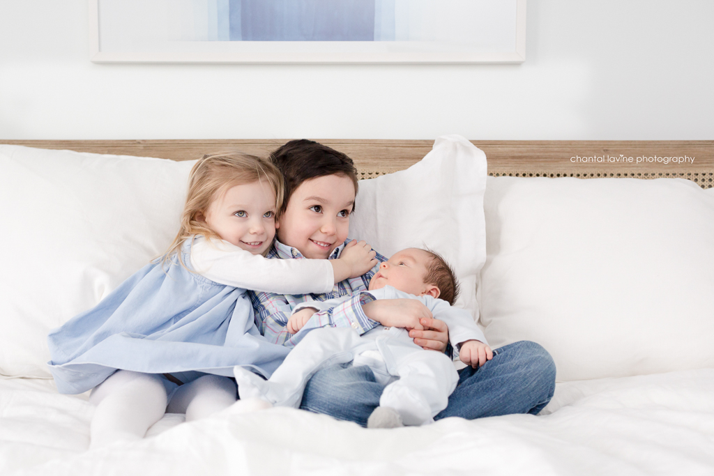 siblings-snuggle-newborn-brother